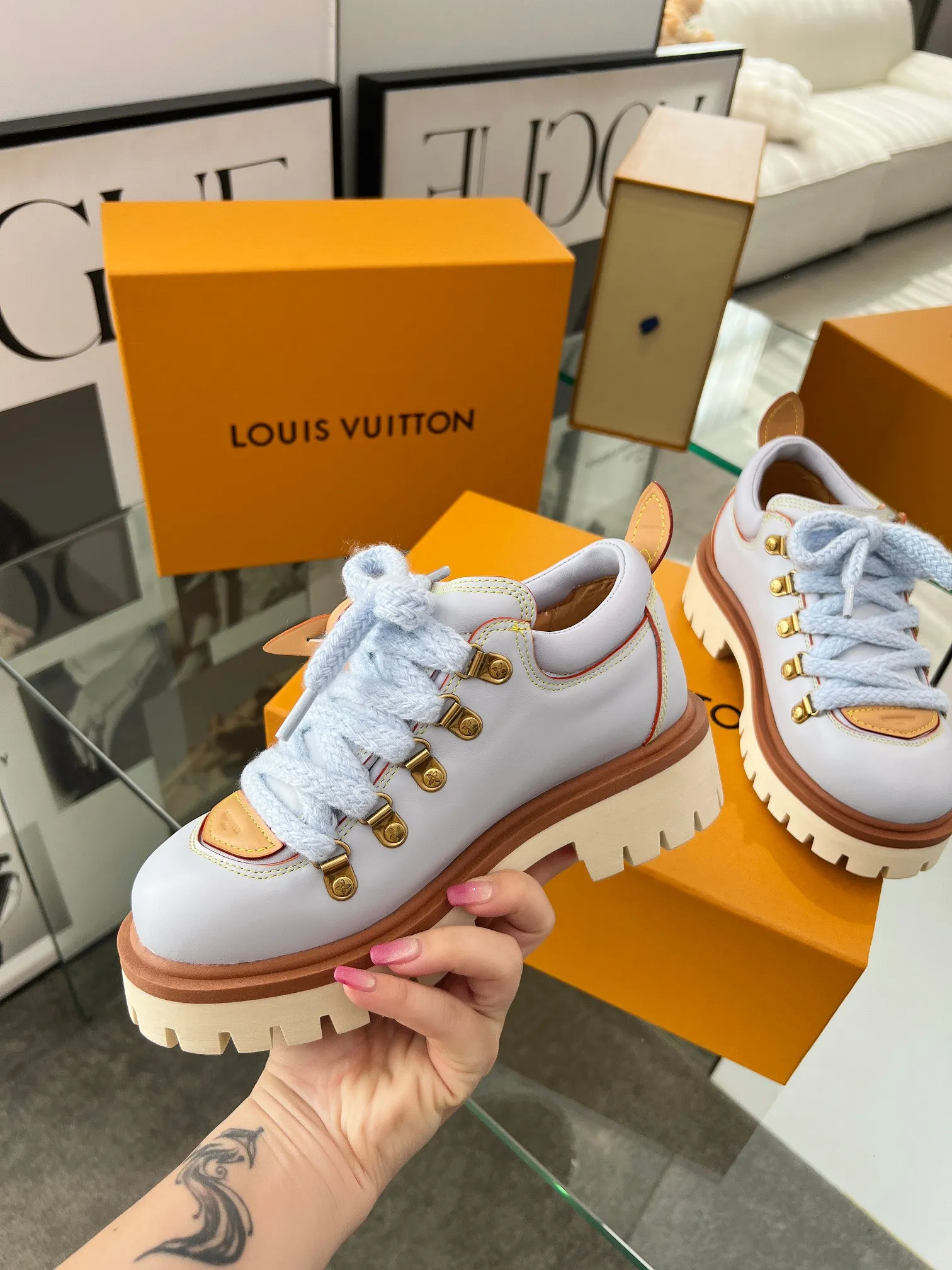 Factory direct sales p640🐘🐘Women's shoes Women's LV new couple's thick-soled hiking shoes, your original custom-made large-soled shoe brand, giving your feet flexibility and freedom, a good pair of shoes to wear all summer. Fabric: top-layer imported calfskin cowhide lining Size: 35-46 Welcome to send pictures to place orders